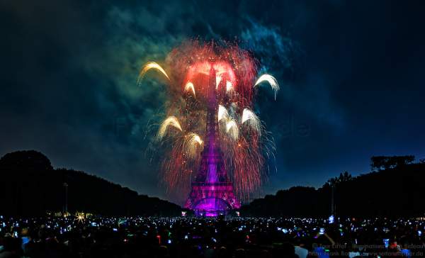Feuerwerk auf dem Eiffelturm zum Nationalfeiertag 2015 in Paris