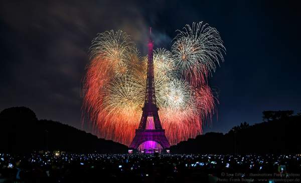 Feuerwerk auf dem Eiffelturm zum Nationalfeiertag 2015 in Paris