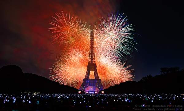 Feuerwerk auf dem Eiffelturm zum Nationalfeiertag 2015 in Paris