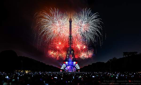 Feuerwerk auf dem Eiffelturm zum Nationalfeiertag 2015 in Paris