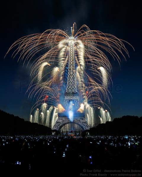 Feuerwerk auf dem Eiffelturm zum Nationalfeiertag 2015 in Paris