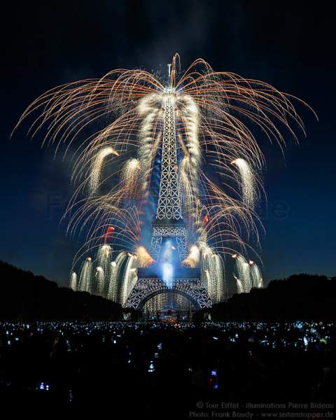 Feuerwerk auf dem Eiffelturm zum Nationalfeiertag 2015 in Paris