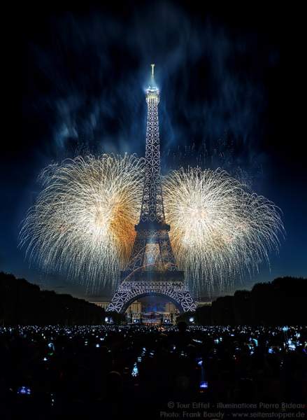 Feuerwerk auf dem Eiffelturm zum Nationalfeiertag 2015 in Paris