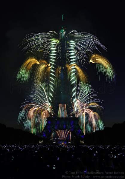 Feuerwerk auf dem Eiffelturm zum Nationalfeiertag 2015 in ParisFeuerwerk auf dem Eiffelturm zum Nationalfeiertag 2015 in Paris