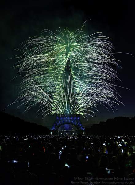 Feuerwerk auf dem Eiffelturm zum Nationalfeiertag 2015 in Paris