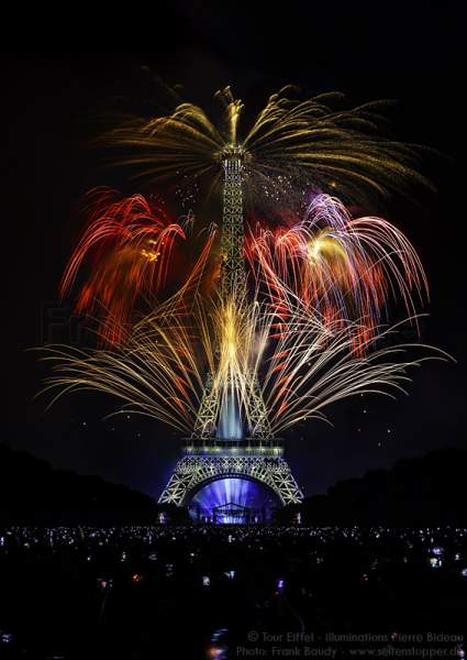 Feuerwerk auf dem Eiffelturm zum Nationalfeiertag 2015 in Paris