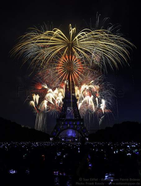Feuerwerk auf dem Eiffelturm zum Nationalfeiertag 2015 in Paris