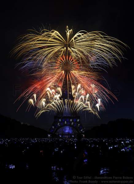 Feuerwerk auf dem Eiffelturm zum Nationalfeiertag 2015 in Paris