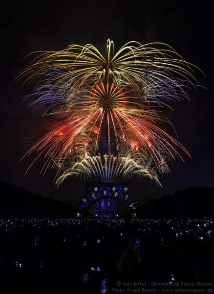 Feuerwerk auf dem Eiffelturm zum Nationalfeiertag 2015 in Paris