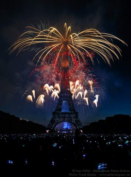 Feuerwerk auf dem Eiffelturm zum Nationalfeiertag 2015 in Paris