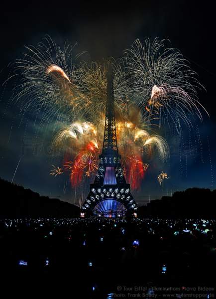 Feuerwerk auf dem Eiffelturm zum Nationalfeiertag 2015 in Paris