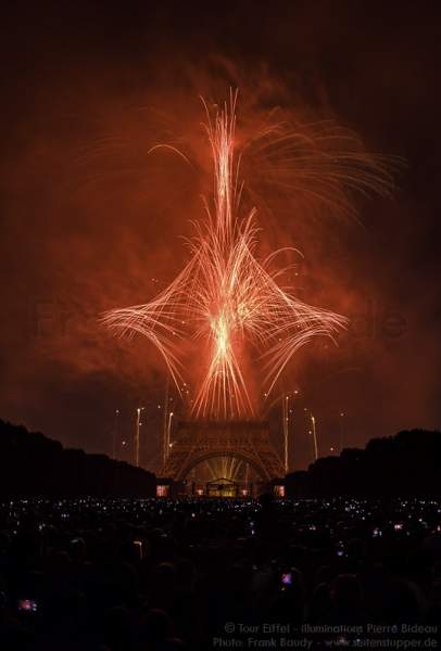 Feuerwerk auf dem Eiffelturm zum Nationalfeiertag 2015 in Paris