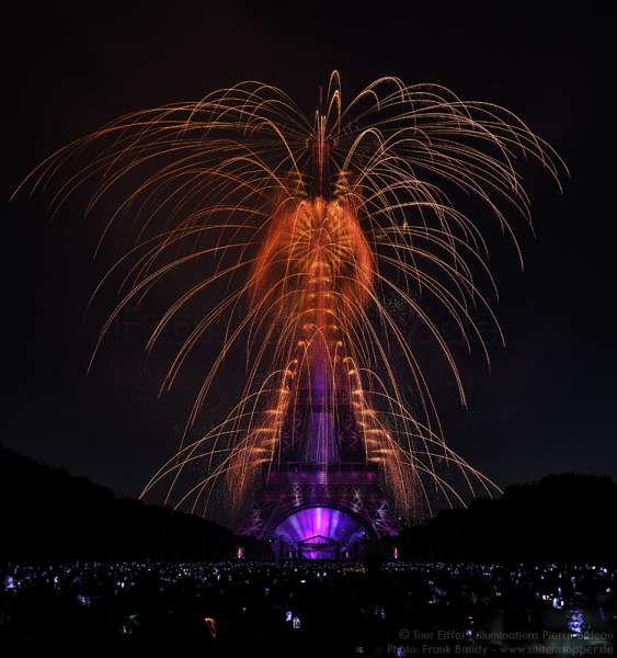 Feuerwerk auf dem Eiffelturm zum Nationalfeiertag 2015 in Paris