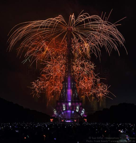 Feuerwerk auf dem Eiffelturm zum Nationalfeiertag 2015 in Paris