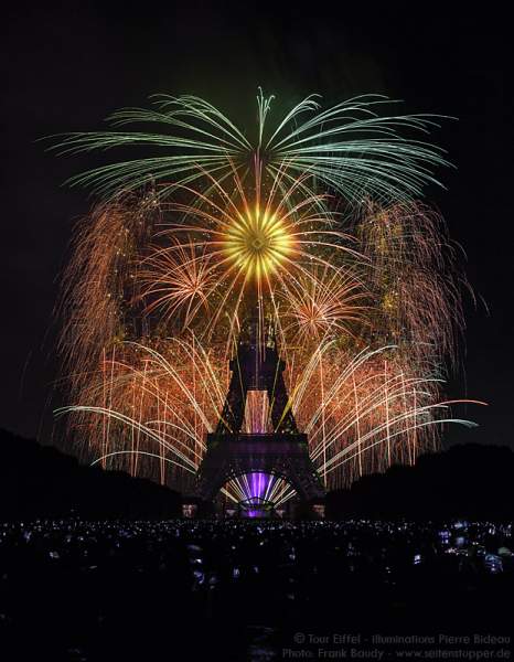 Feuerwerk auf dem Eiffelturm zum Nationalfeiertag 2015 in Paris