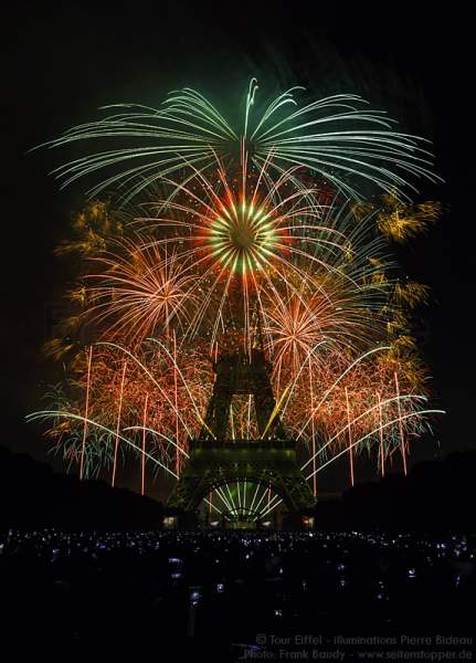 Feuerwerk auf dem Eiffelturm zum Nationalfeiertag 2015 in Paris