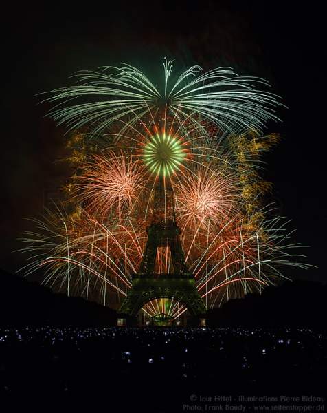 Feuerwerk auf dem Eiffelturm zum Nationalfeiertag 2015 in Paris