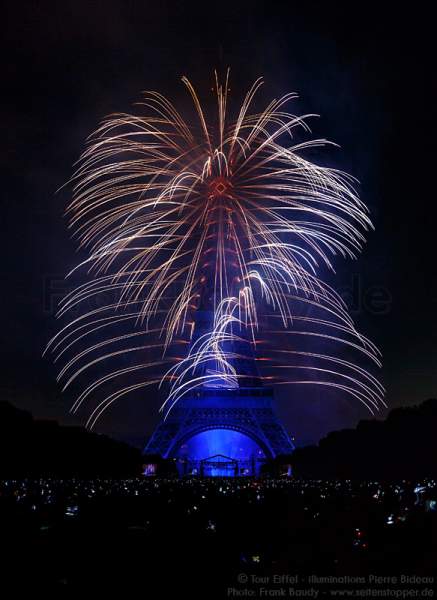 Feuerwerk auf dem Eiffelturm zum Nationalfeiertag 2015 in Paris