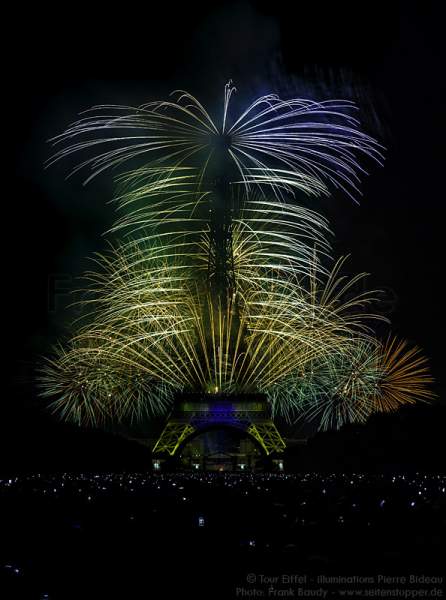 Feuerwerk auf dem Eiffelturm zum Nationalfeiertag 2015 in Paris