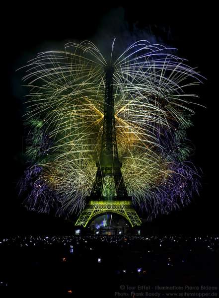 Feuerwerk auf dem Eiffelturm zum Nationalfeiertag 2015 in Paris