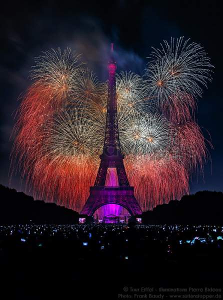 Feuerwerk auf dem Eiffelturm zum Nationalfeiertag 2015 in Paris