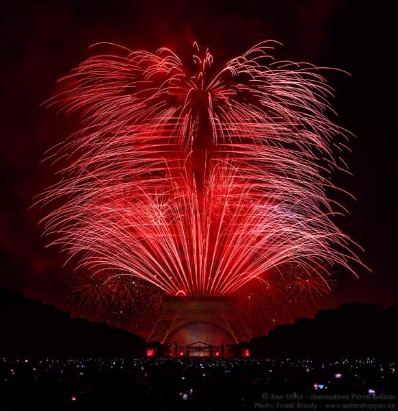 Feuerwerk auf dem Eiffelturm zum Nationalfeiertag 2015 in Paris