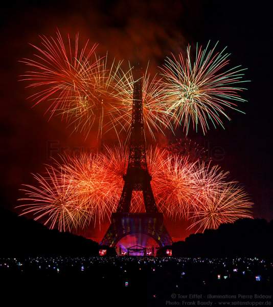 Feuerwerk auf dem Eiffelturm zum Nationalfeiertag 2015 in Paris