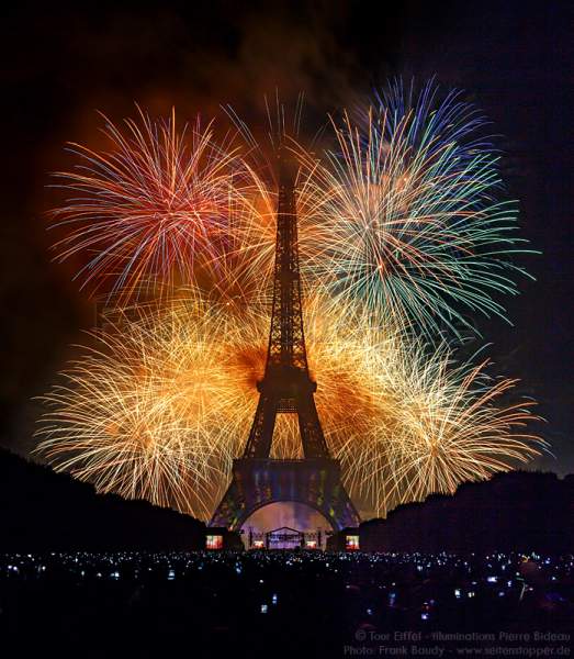 Feuerwerk auf dem Eiffelturm zum Nationalfeiertag 2015 in Paris