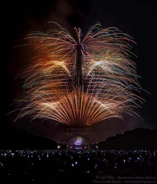 Feuerwerk auf dem Eiffelturm zum Nationalfeiertag 2015 in Paris