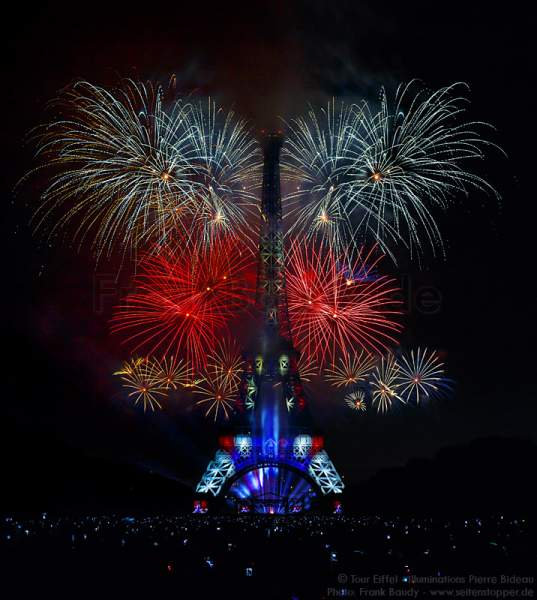Feuerwerk auf dem Eiffelturm zum Nationalfeiertag 2015 in Paris