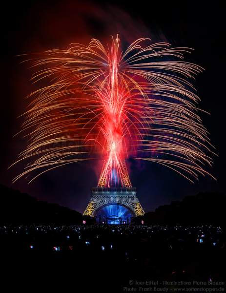 Feuerwerk auf dem Eiffelturm zum Nationalfeiertag 2015 in Paris