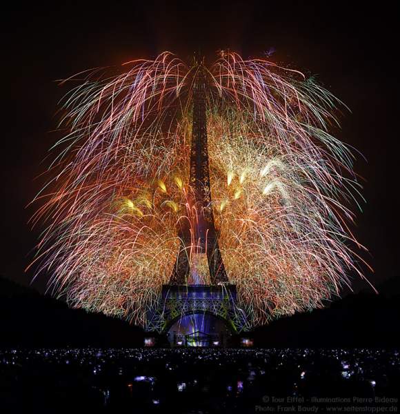 Feuerwerk auf dem Eiffelturm zum Nationalfeiertag 2015 in Paris