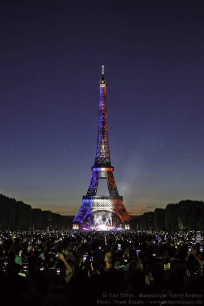 Beleuchteter Eiffelturm bei Nacht vor dem Feuerwerk beim Nationalfeiertag 2015 in Paris