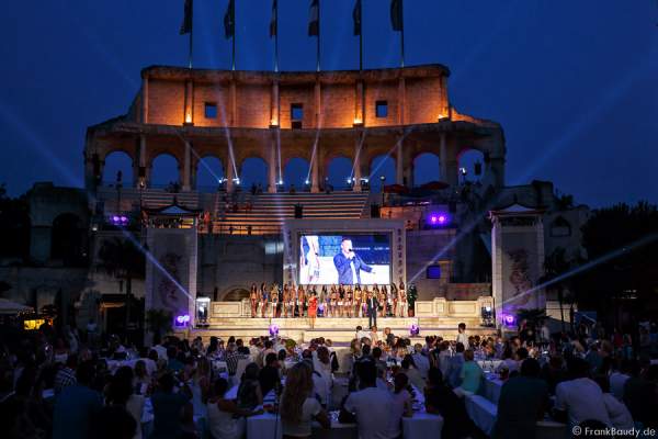 Moderation Doris Schmidts (Miss Germany 2009) und Lutz Riemenschneider und die 18 Teilnehmerinnen im Bikini und Badeanzug - 1. Europäischer Missen TEAM-Cup im Europa-Park