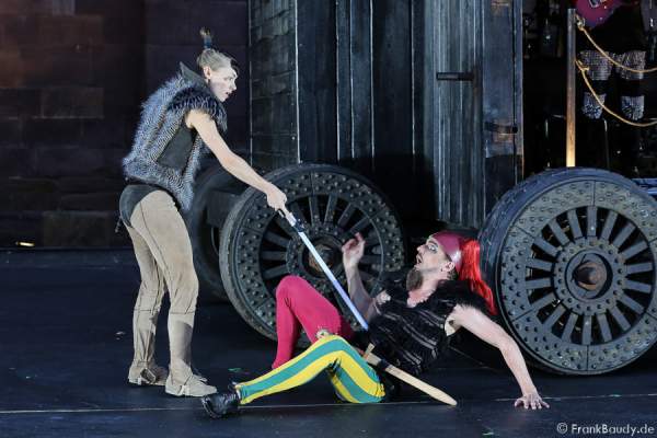 Alina Levshin als Ortlieb und Maik Solbach als Narr bei Gemetzel - Nibelungen-Festspiele 2015 in Worms