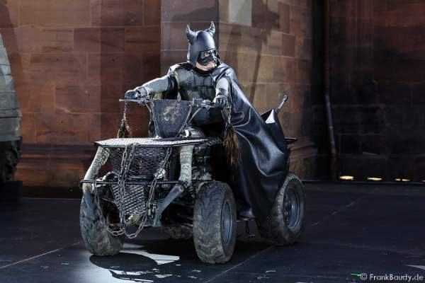 Max Urlacher als Hagen auf einem Quad bei Gemetzel - Nibelungen-Festspiele 2015 in Worms