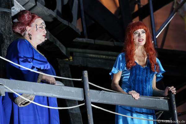 Marion Breckwoldt als Zofe und Judith Rosmair als Kriemhild bei Gemetzel - Nibelungen-Festspiele 2015 in Worms