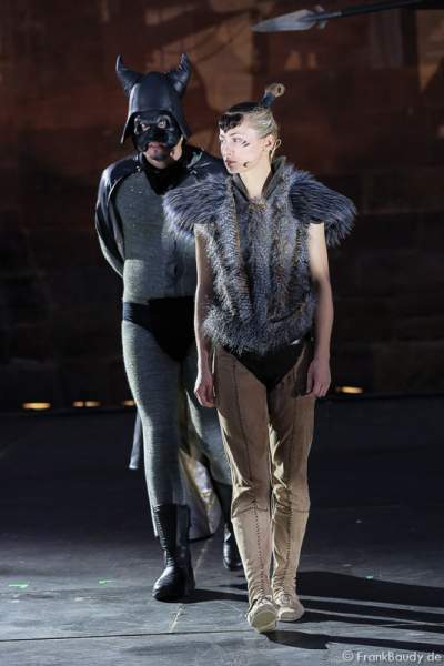 Max Urlacher als Hagen und Alina Levshin als Ortlieb und Maik Solbach als Narr bei Gemetzel - Nibelungen-Festspiele 2015 in Worms