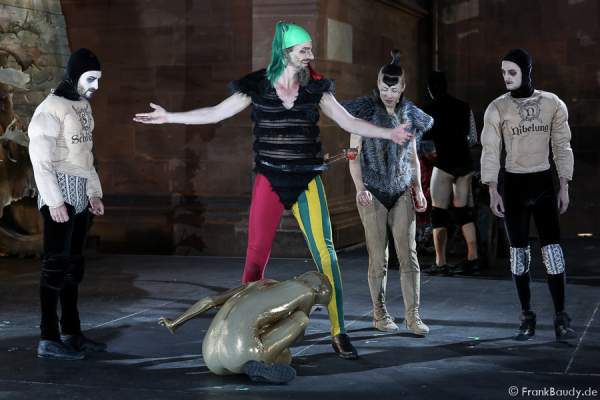 Alina Levshin (Ortlieb), Jesus Capel Luna (Tanz), Chen-Wei Lee (Tanz),Jason Respilieux (Tanz), Maik Solbach (Narr)