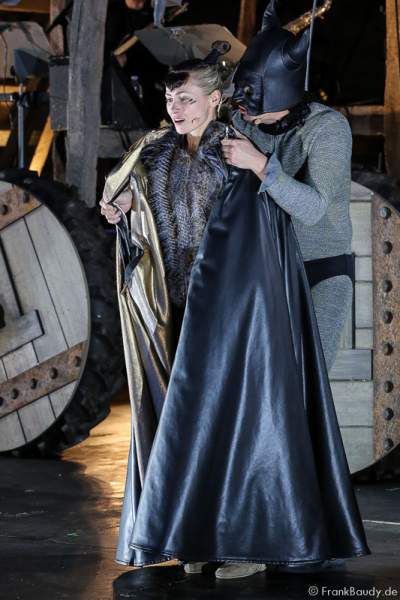 Alina Levshin als Ortlieb und Max Urlacher als Hagen bei Gemetzel - Nibelungen-Festspiele 2015 in Worms