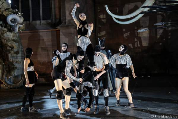 Tänzer Louise Tanoto, Gil-Ho Yang, Ian Garside, Nora Alberdi, Sayaka Kaiwa, Jason Respilieux bei Gemetzel