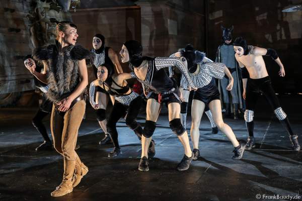 Tänzer Louise Tanoto, Gil-Ho Yang, Ian Garside, Nora Alberdi, Sayaka Kaiwa, Jason Respilieux und Darstellerin Alina Levshin bei Gemetzel