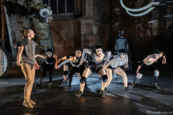 Tänzer Louise Tanoto, Gil-Ho Yang, Ian Garside, Nora Alberdi, Sayaka Kaiwa, Jason Respilieux und Darstellerin Alina Levshin bei Gemetzel