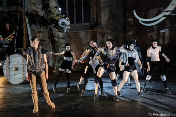 Tänzer Louise Tanoto, Gil-Ho Yang, Ian Garside, Nora Alberdi, Sayaka Kaiwa, Jason Respilieux und Darstellerin Alina Levshin bei Gemetzel