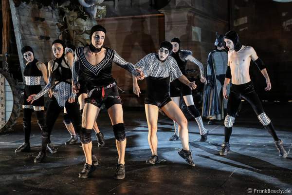 Tänzer Louise Tanoto, Gil-Ho Yang, Ian Garside, Nora Alberdi, Sayaka Kaiwa, Jason Respilieux bei Gemetzel