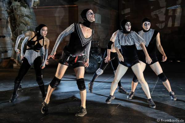 Tänzer Louise Tanoto, Gil-Ho Yang, Ian Garside, Nora Alberdi, Sayaka Kaiwa, Jason Respilieux bei Gemetzel - Nibelungen-Festspiele 2015 in Worms