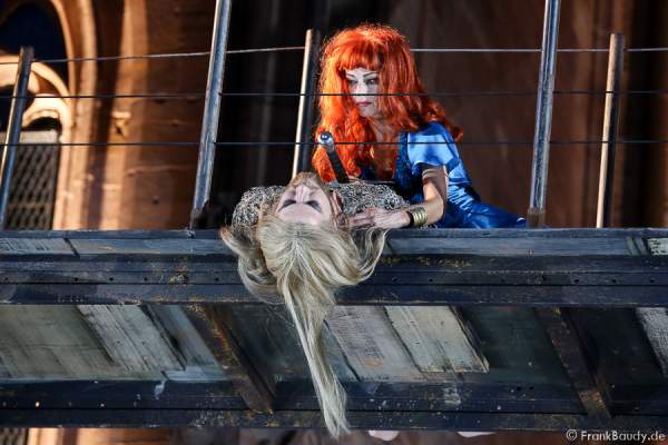 Marlon Schneider (Toter Siegfried), Judith Rosmair (Kriemhild) bei Gemetzel - Nibelungen-Festspiele 2015 in Worms