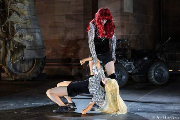 Tänzer bei Gemetzel - Nibelungen-Festspiele 2015 in Worms