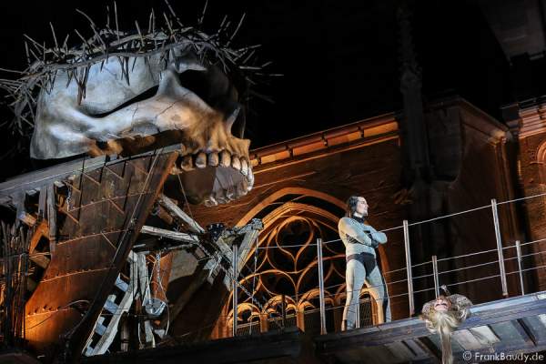 Max Urlacher (Hagen), Marlon Schneider (Toter Siegfried) bei Gemetzel - Nibelungen-Festspiele 2015 in Worms