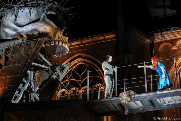 Max Urlacher (Hagen), Marlon Schneider (Toter Siegfried), Judith Rosmair (Kriemhild) bei Gemetzel - Nibelungen-Festspiele 2015 in Worms